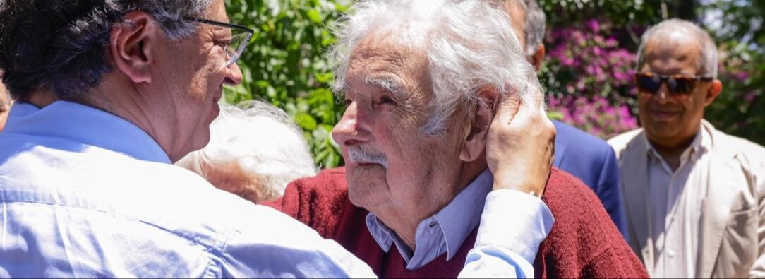 Gustavo Petro condecora a Pepe Mujica con la Cruz de Boyacá en Montevideo