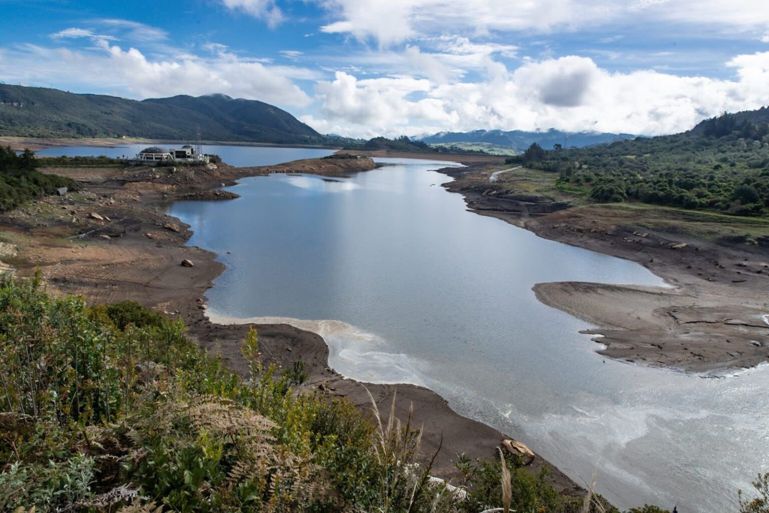 Niveles de agua en embalses disminuyeron en medio del racionamiento