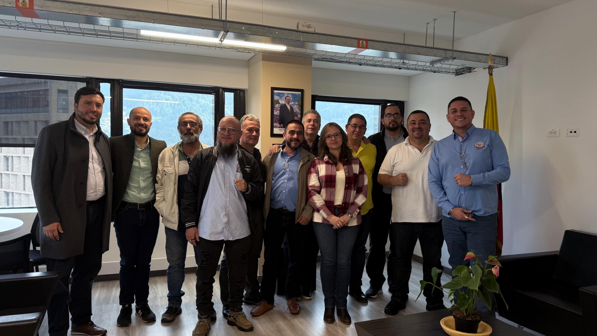 Trabajadores solicitan ser parte de la mesa de discusión