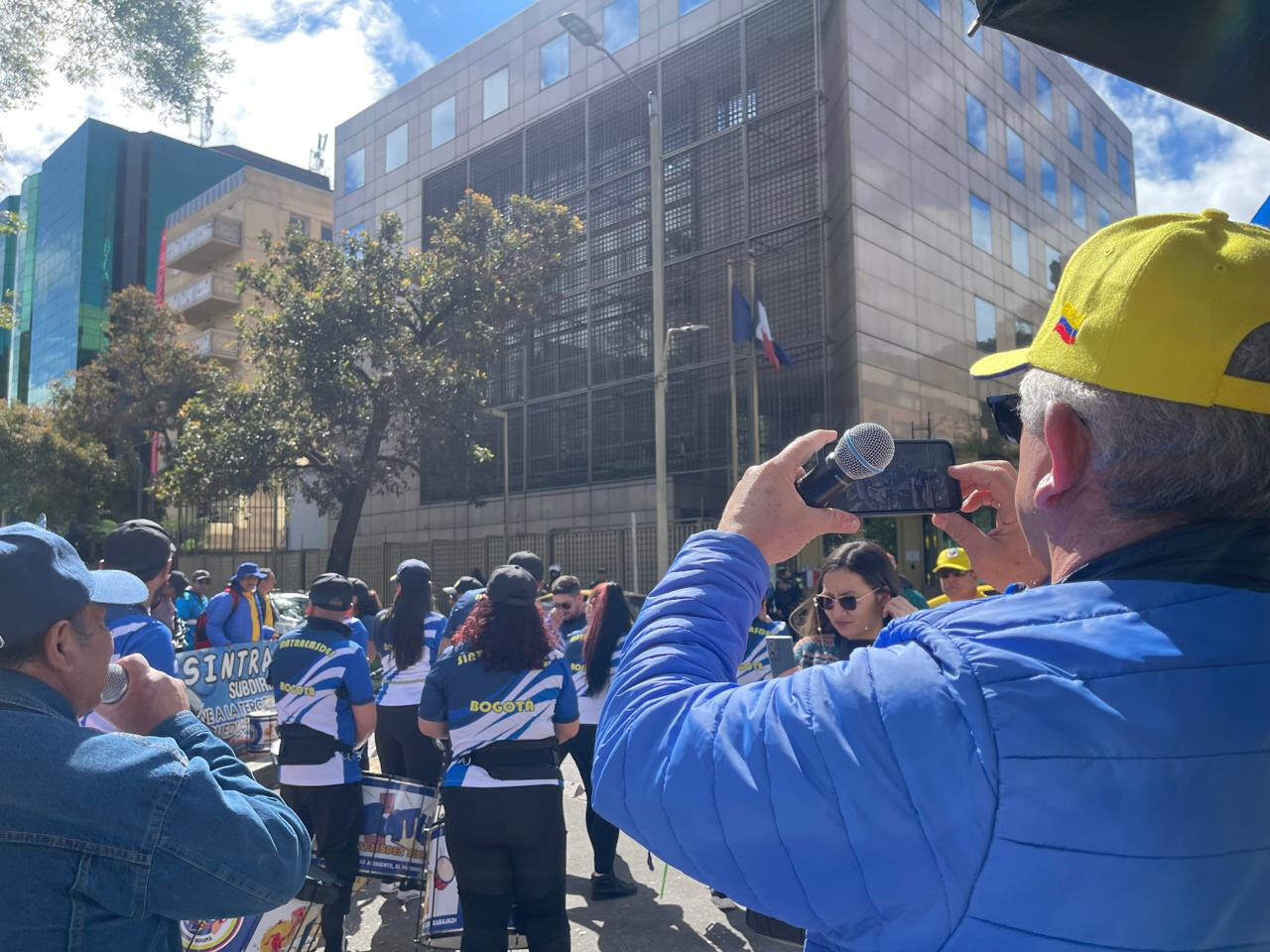 Sintraemsdes se hizo sentir frente a la embajada francesa